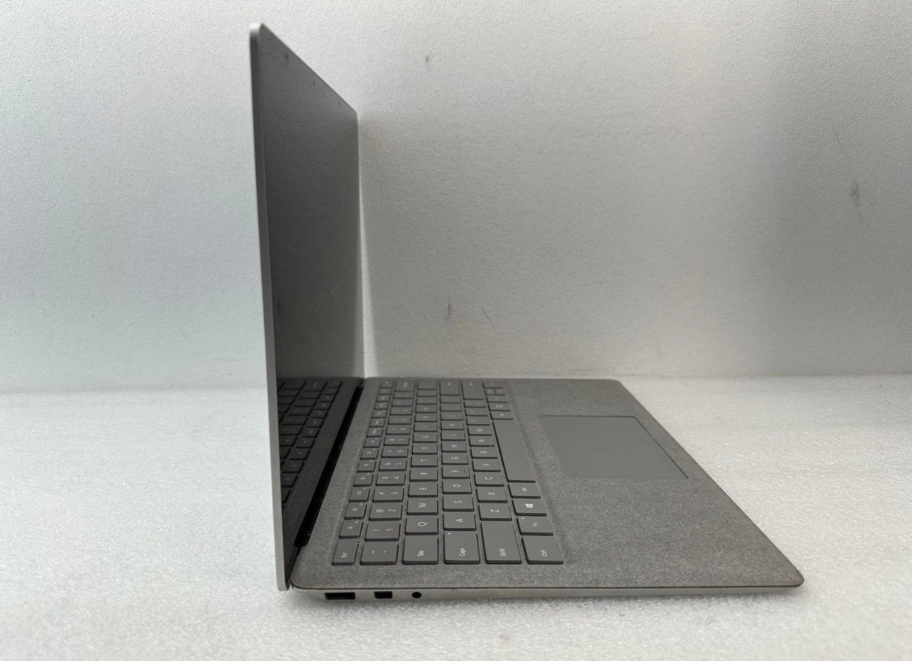 Microsoft Surface Laptop 2 13.5-inch / Intel i5-7300U / 8GB RAM / 256GB SSD (used)