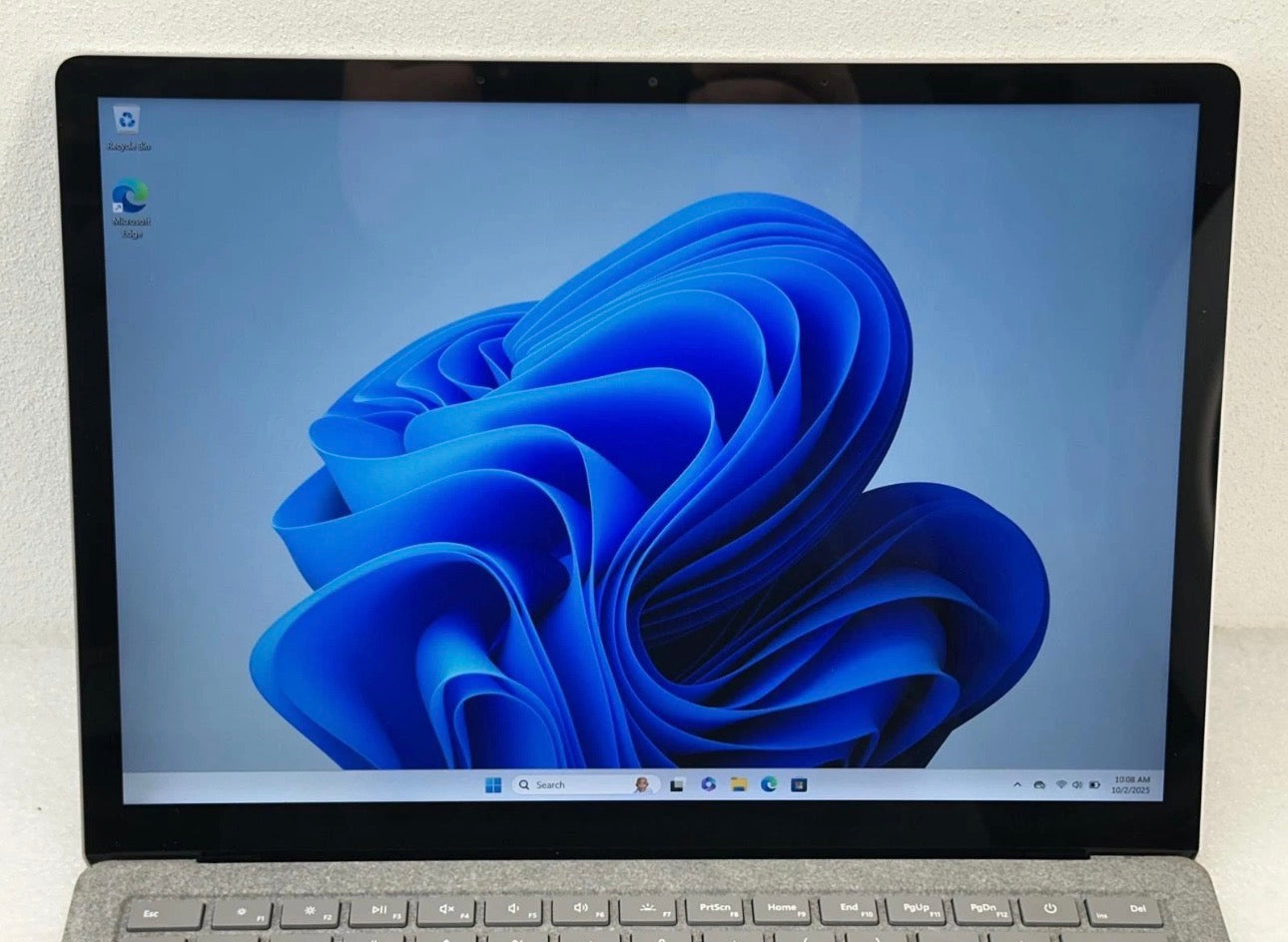 Microsoft Surface Laptop 2 13.5-inch / Intel i5-7300U / 8GB RAM / 256GB SSD (used)