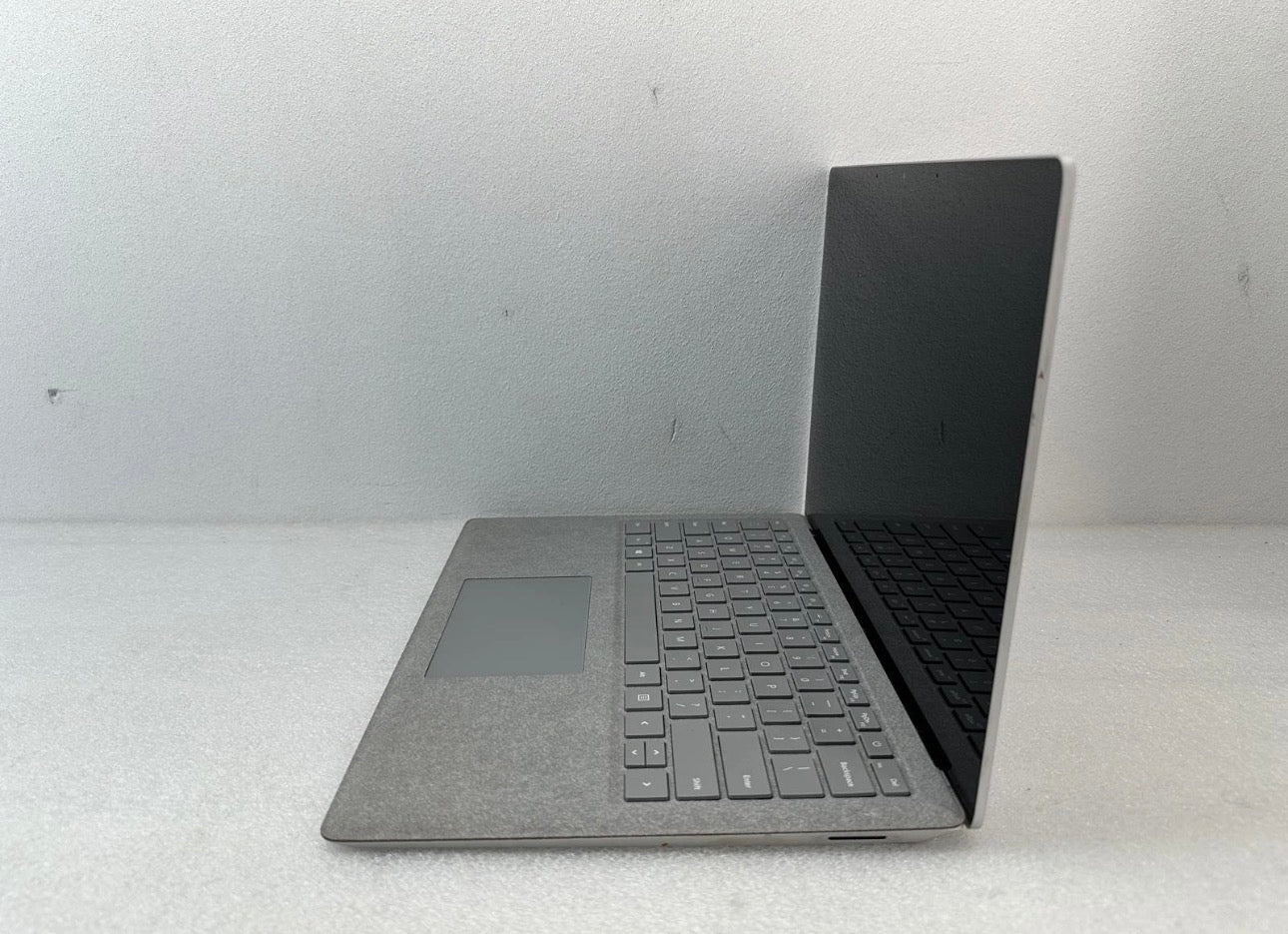 Microsoft Surface Laptop 2 13.5-inch / Intel i5-7300U / 8GB RAM / 256GB SSD (used)