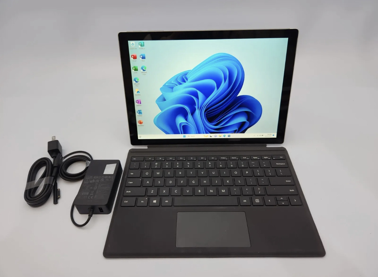 Microsoft Surface Pro 5th 2017 - Intel Core i5 6300U, 8GB DDR3, 256GB SSD, Windows 11