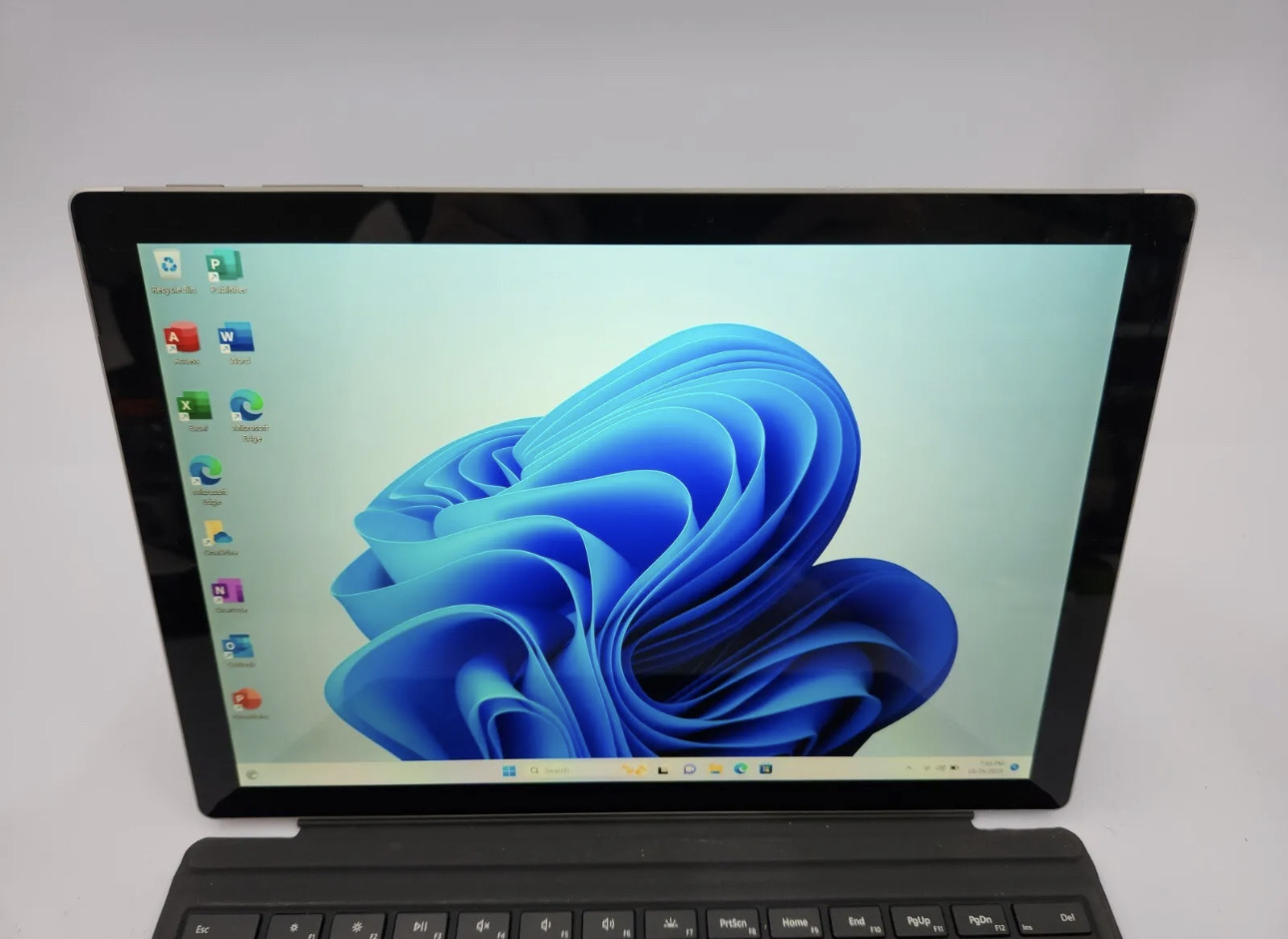 Microsoft Surface Pro 5th 2017 - Intel Core i5 6300U, 8GB DDR3, 256GB SSD, Windows 11