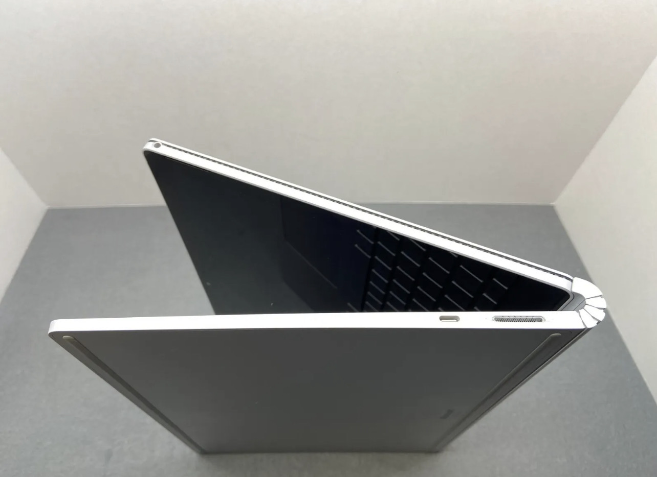 Microsoft Surface Book 2 13.5" Intel i5-7300U @ 2.6 8GB 256GB + Dock + Win10