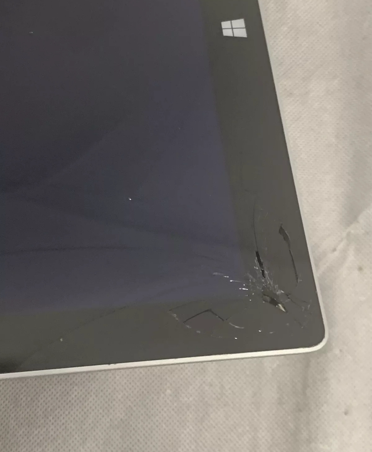 Microsoft surface Pro 3 12.3 Inch Tablet - Intel Core i5 4300U, 4GB RAM, 128GB (Damaged screen)