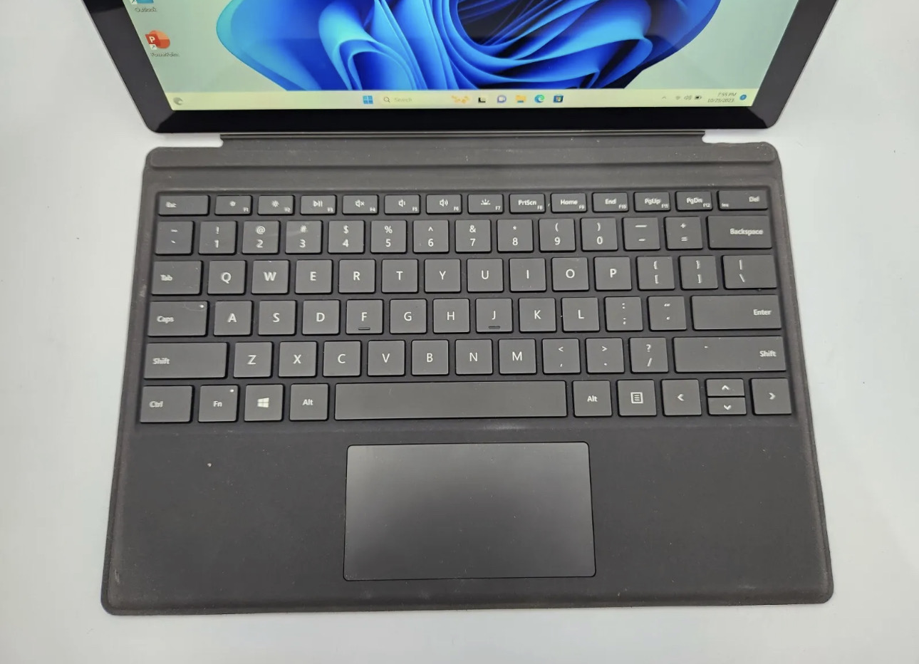 Microsoft Surface Pro 5th 2017 - Intel Core i5 6300U, 8GB DDR3, 256GB SSD, Windows 11