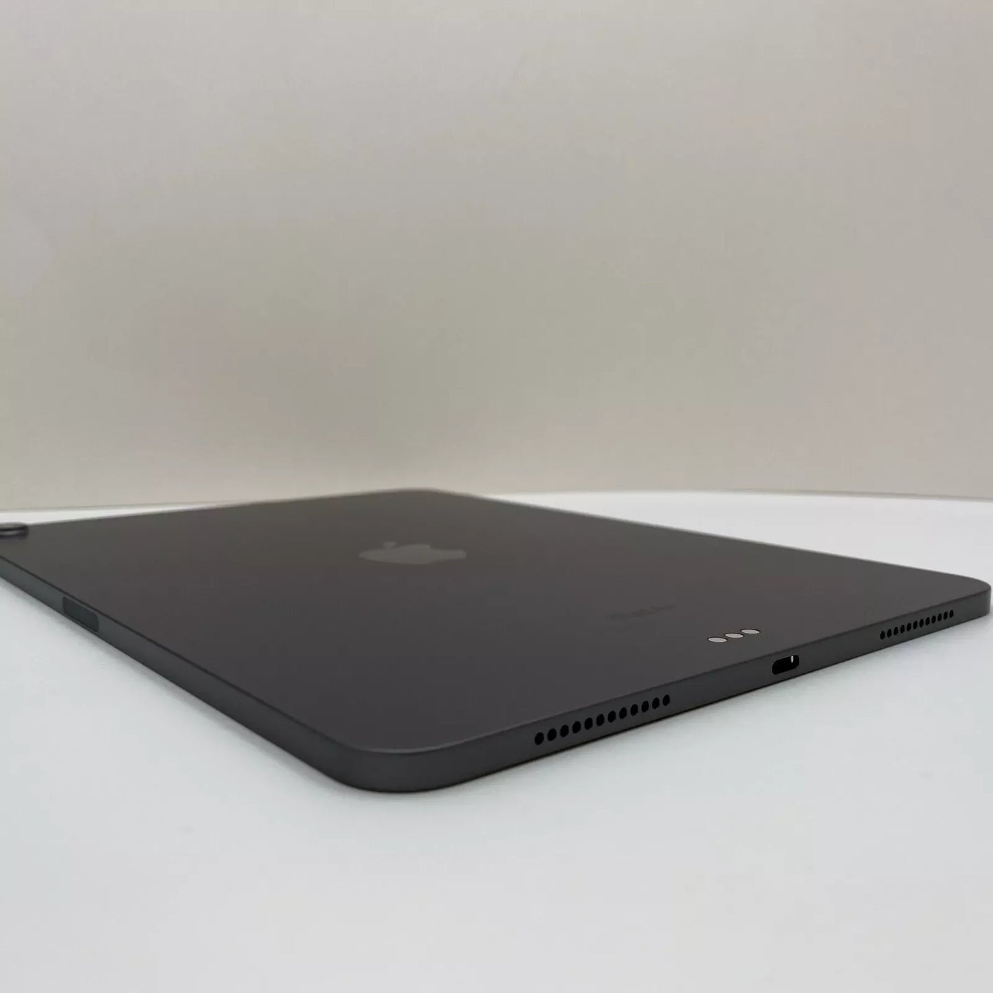 Apple iPad Air 5th Gen. 256GB, Wi-Fi, 10.9" - Space Gray A2588 - Open Box