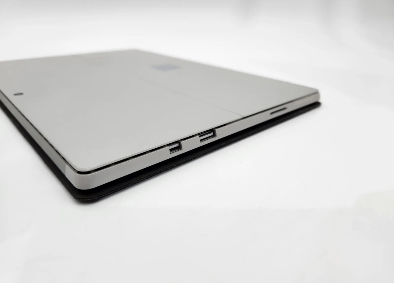 Microsoft Surface Pro 5th 2017 - Intel Core i5 6300U, 8GB DDR3, 256GB SSD, Windows 11