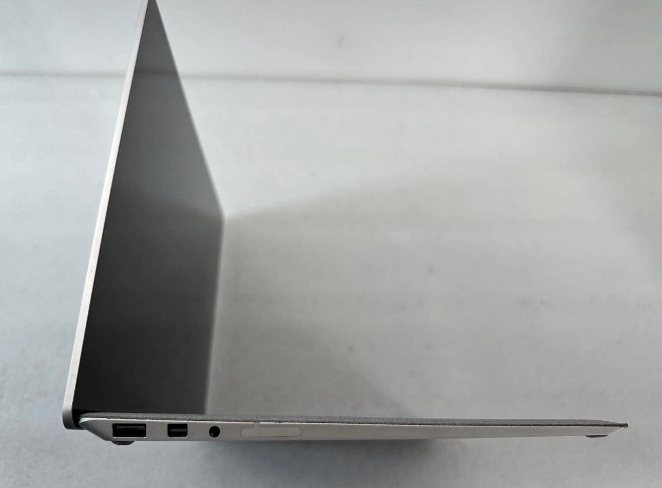 Microsoft Surface Laptop 2 13.5-inch / Intel i5-7300U / 8GB RAM / 256GB SSD (used)