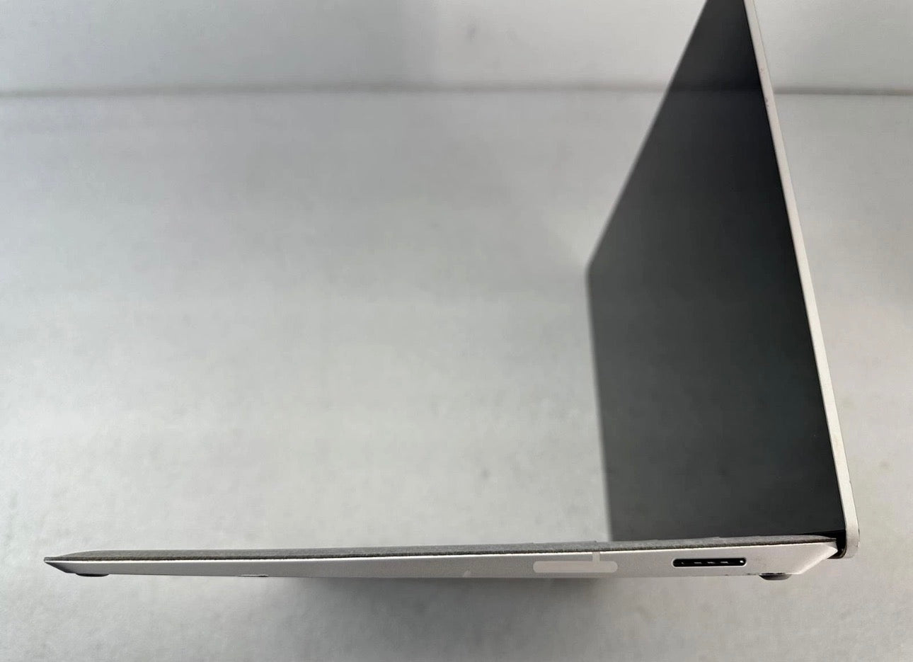 Microsoft Surface Laptop 2 13.5-inch / Intel i5-7300U / 8GB RAM / 256GB SSD (used)